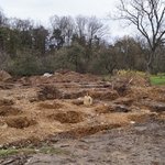 Hlinitokamenitá půda neumožňovala čisté výkopy. Stavebník si hraje s dětmi na schovávanou. © Zdroj: Jan Márton, Jan Suchý