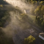 Agora a ohniště v kontextu místa. Foto: BoysPlayNice