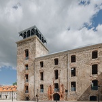 Architektonické doplňky v této oblasti se od starých odlišují šedým ocelovým tónem a vytvářejí harmonický kontrast na pozadí šedého vápence a červených cihel. Foto: Tõnu Tunnel