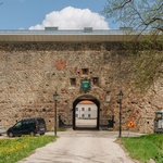 Další nedílnou součástí hradního komplexu je brána, která po delší dobu stála prakticky jen v troskách. Tato stavba byla přeměněna na moderní návštěvnické centrum a muzeum, které představuje novou etapu jeho bohaté historie. Foto: Tõnu Tunnel