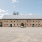 Design brány a vartovny – vrátnice zahrnuje materiály jako dřevo, ocel a beton, čímž zdůrazňuje historické zdi a zdůrazňuje význam výstavy. Foto: Tõnu Tunnel
