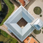 Nádvoří a pódium pod širým nebem v hradním komplexu prošly rovněž úpravami, zlepšily celkový zážitek návštěvníků. Venkovní jeviště je opatřeno profilovaným zinkovým plechem a šedavým dřevem. Foto: Tõnu Tunnel