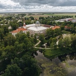 Postupně došlo k přetvoření syrové pevnosti ve velkolepý rokokový zámek s reprezentačními prostory. Põltsamaa – hrad, klášter, zámek i palác – přitom procházel střídavě drancováním. Nejdrastičtěji na něj nakonec dopadl požár z roku 1941. Ze stavebního klenotu zůstaly trosky. Foto: Tõnu Tunnel