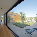 Dům si rozšířili o atrium. Výhledy mají do zahrady. Foto: Robert Žákovič, www.robertzakovic.com