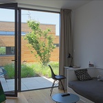 Dům si rozšířili o atrium. Výhledy mají do zahrady. Foto: Robert Žákovič, www.robertzakovic.com