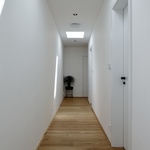 Dům si rozšířili o atrium. Výhledy mají do zahrady. Foto: Robert Žákovič, www.robertzakovic.com