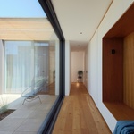 Dům si rozšířili o atrium. Výhledy mají do zahrady. Foto: Robert Žákovič, www.robertzakovic.com