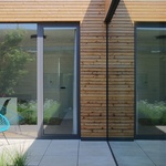 Dům si rozšířili o atrium. Výhledy mají do zahrady. Foto: Robert Žákovič, www.robertzakovic.com