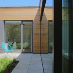 Dům si rozšířili o atrium. Výhledy mají do zahrady. Foto: Robert Žákovič, www.robertzakovic.com
