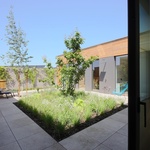 Dům si rozšířili o atrium. Výhledy mají do zahrady. Foto: Robert Žákovič, www.robertzakovic.com