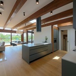 Dům si rozšířili o atrium. Výhledy mají do zahrady. Foto: Robert Žákovič, www.robertzakovic.com