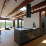 Dům si rozšířili o atrium. Výhledy mají do zahrady. Foto: Robert Žákovič, www.robertzakovic.com