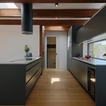 Dům si rozšířili o atrium. Výhledy mají do zahrady. Foto: Robert Žákovič, www.robertzakovic.com