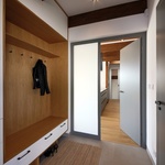 Dům si rozšířili o atrium. Výhledy mají do zahrady. Foto: Robert Žákovič, www.robertzakovic.com