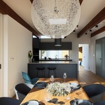 Dům si rozšířili o atrium. Výhledy mají do zahrady. Foto: Robert Žákovič, www.robertzakovic.com