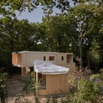 Přesně tak, bytelně působící Forest House je dřevostavbou. Ale dřevostavbou moderní. Selskou roubenku tu skutečně nečekejte. Vyrobený je z CLT (křížově lepeného laminovaného dřeva). Foto: MWA Hart Nibbrig