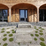 Dům se silným životním příběhem v Saském Švýcarsku. Víte, co je podstávkový dům? Foto: MgA. David Maštálka, a1architects