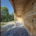 Dům se silným životním příběhem v Saském Švýcarsku. Víte, co je podstávkový dům? Foto: MgA. David Maštálka, a1architects