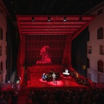 Koncert se zadní projekcí. Foto: Benedikt Markel, Pavel Nasadil, Petr Polák