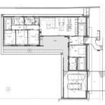 Dům do L: Všechny pokoje mají přístup na zahradu. Do ní se dostanete širokými okny. Z ulice se tváří velmi uzavřeně.  Zdroj: Michal Grošup, MiG architekti, https://migarchitekti.cz/