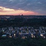 Pohled na vilovou čtvrť večerní. Zdroj: Monolot, www.monolot.studio