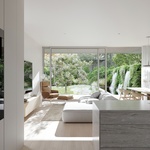 Průhled kuchyní, obývacím pokojem, jídelnou, vila A. Zdroj: Monolot, www.monolot.studio