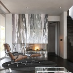 Obývací pokoj s krbem vila B. Zdroj: Monolot, www.monolot.studio