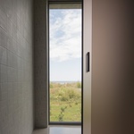 Minimalismus není jen doménou Skandinávie, ukazuje rezidence z lotyšského pobřeží. Foto: Alvis Rozenbergs