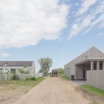 Minimalismus není jen doménou Skandinávie, ukazuje rezidence z lotyšského pobřeží. Foto: Alvis Rozenbergs