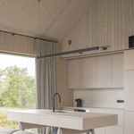 Minimalismus není jen doménou Skandinávie, ukazuje rezidence z lotyšského pobřeží. Foto: Alvis Rozenbergs