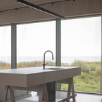 Minimalismus není jen doménou Skandinávie, ukazuje rezidence z lotyšského pobřeží. Foto: Alvis Rozenbergs