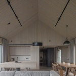 Minimalismus není jen doménou Skandinávie, ukazuje rezidence z lotyšského pobřeží. Foto: Alvis Rozenbergs
