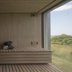 Minimalismus není jen doménou Skandinávie, ukazuje rezidence z lotyšského pobřeží. Foto: Alvis Rozenbergs