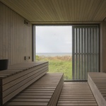 Minimalismus není jen doménou Skandinávie, ukazuje rezidence z lotyšského pobřeží. Foto: Alvis Rozenbergs
