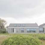 Minimalismus není jen doménou Skandinávie, ukazuje rezidence z lotyšského pobřeží. Foto: Alvis Rozenbergs
