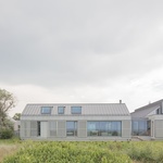 Minimalismus není jen doménou Skandinávie, ukazuje rezidence z lotyšského pobřeží. Foto: Alvis Rozenbergs