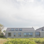 Minimalismus není jen doménou Skandinávie, ukazuje rezidence z lotyšského pobřeží. Foto: Alvis Rozenbergs