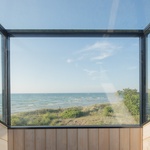 Minimalismus není jen doménou Skandinávie, ukazuje rezidence z lotyšského pobřeží. Foto: Alvis Rozenbergs