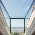 Minimalismus není jen doménou Skandinávie, ukazuje rezidence z lotyšského pobřeží. Foto: Alvis Rozenbergs