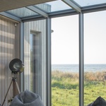 Minimalismus není jen doménou Skandinávie, ukazuje rezidence z lotyšského pobřeží. Foto: Alvis Rozenbergs