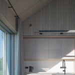 Minimalismus není jen doménou Skandinávie, ukazuje rezidence z lotyšského pobřeží. Foto: Alvis Rozenbergs