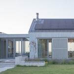 Minimalismus není jen doménou Skandinávie, ukazuje rezidence z lotyšského pobřeží. Foto: Alvis Rozenbergs
