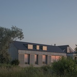 Minimalismus není jen doménou Skandinávie, ukazuje rezidence z lotyšského pobřeží. Foto: Alvis Rozenbergs