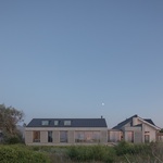 Minimalismus není jen doménou Skandinávie, ukazuje rezidence z lotyšského pobřeží. Foto: Alvis Rozenbergs