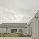 Minimalismus není jen doménou Skandinávie, ukazuje rezidence z lotyšského pobřeží. Foto: Alvis Rozenbergs