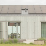 Minimalismus není jen doménou Skandinávie, ukazuje rezidence z lotyšského pobřeží. Foto: Alvis Rozenbergs