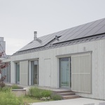 Minimalismus není jen doménou Skandinávie, ukazuje rezidence z lotyšského pobřeží. Foto: Alvis Rozenbergs