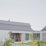 Minimalismus není jen doménou Skandinávie, ukazuje rezidence z lotyšského pobřeží. Foto: Alvis Rozenbergs