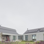 Minimalismus není jen doménou Skandinávie, ukazuje rezidence z lotyšského pobřeží. Foto: Alvis Rozenbergs