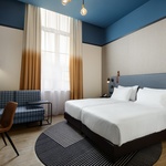 Uvnitř hotelu byly zachovány stávající prostorové kvality, zejména vysoké stropy v pokojích. Interiéry čerpají inspiraci z estetické a funkční přísnosti. Plynule spojují historii s moderním komfortem. Foto: François Guillemin